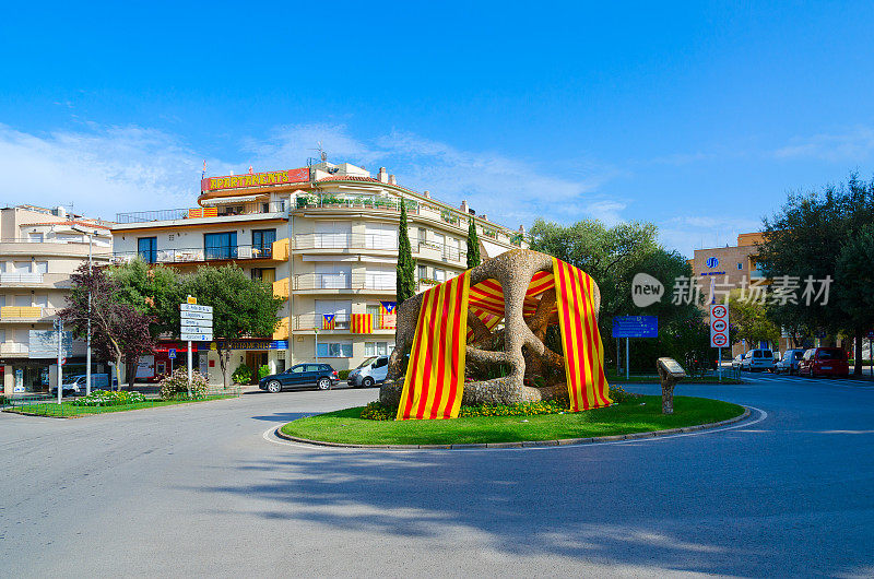 现代雕塑“两只章鱼的爱”，位于西班牙度假小镇Tossa de Mar的Placa de les Nacions Sense Estat